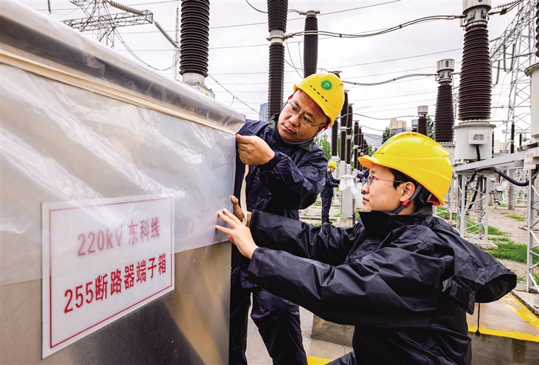 防汛“筑堤”  包管电网稳固运行
