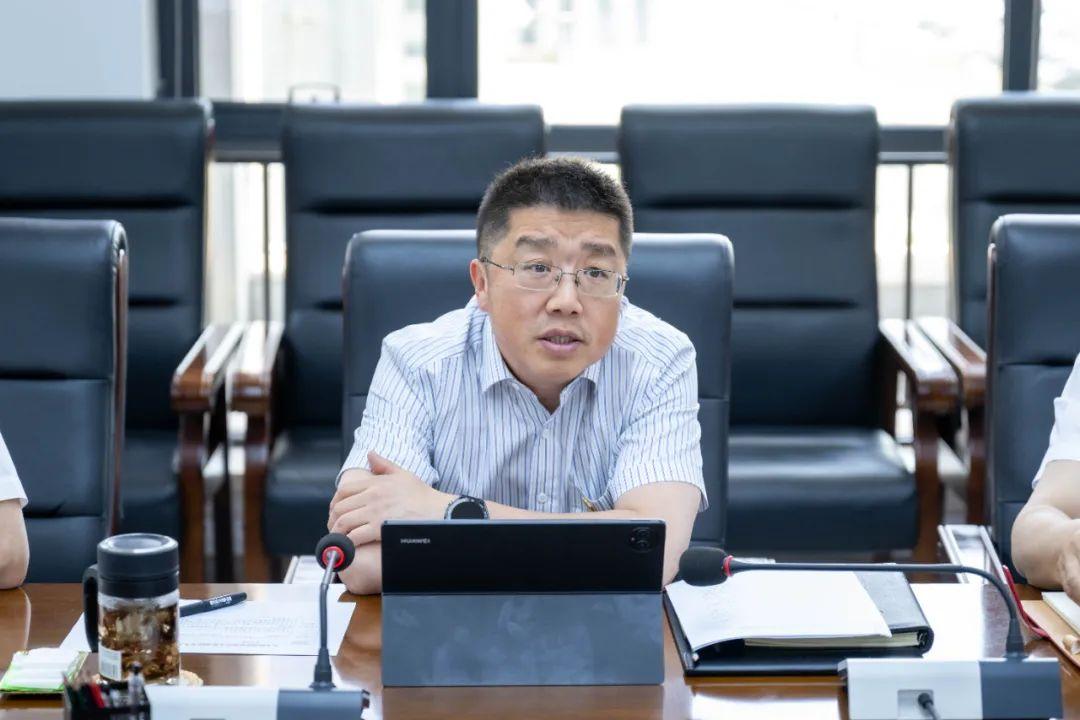 张晓虎以通俗党员身份加入所在党支部主题党日活动并教学专题党课